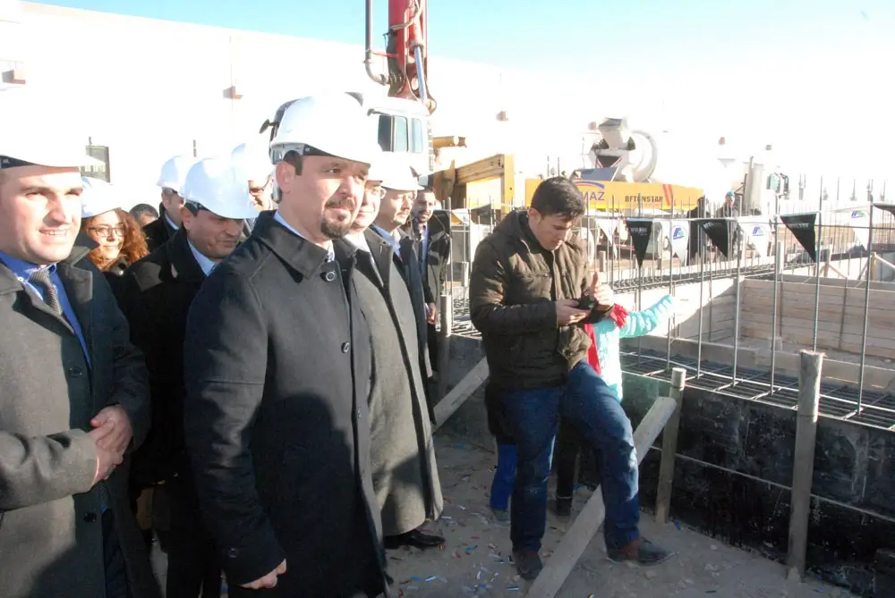 Dr Ozgur Akin Akinrobotics Ilk Insansi Robot Fabrikasi Temel Atma Toreni